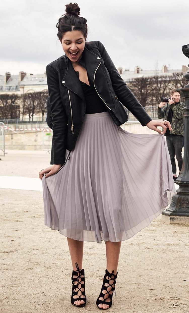 Skladaná sukňa kombinuje nápady na oblečenie s koženými bundami somme na vysokých podpätkoch a sandále