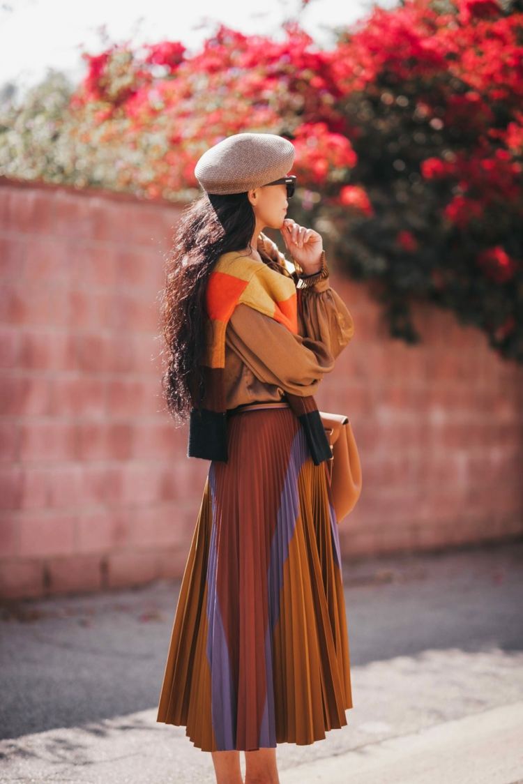 Skladaná sukňa Kombinácia nápadov na jesenný outfit Hnedý sveter Bomberová bunda s dlhými vlasmi