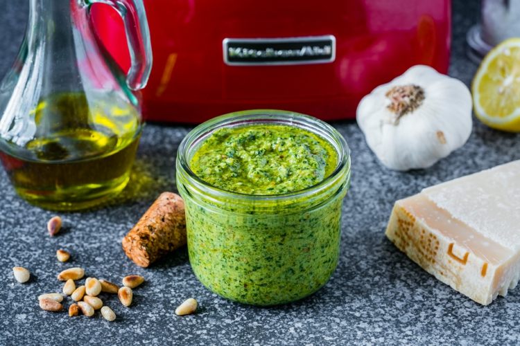 Pripravte si bazalkové pesto a píniové oriešky recepty talianskej kuchyne
