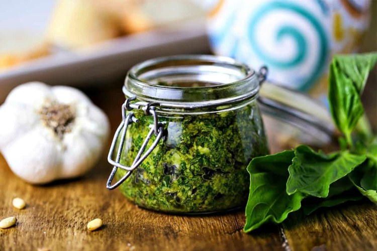 Urobte si bazalkové pesto sami rýchly rýchly recept