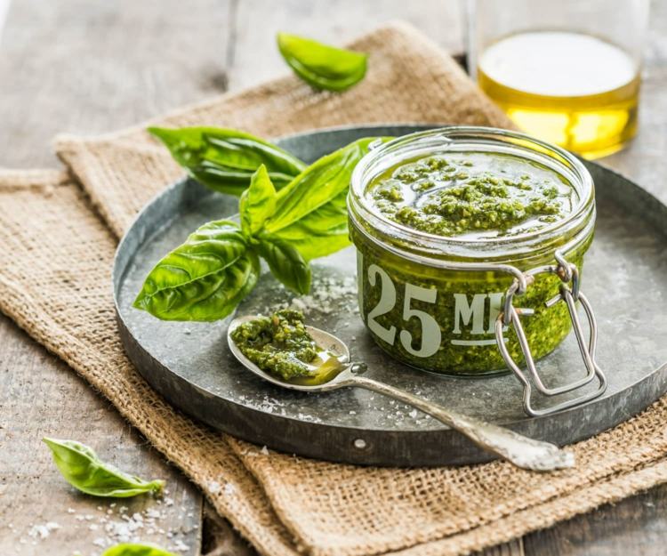 Pripravte si pesto nápady na nátierku z bazalkového chleba