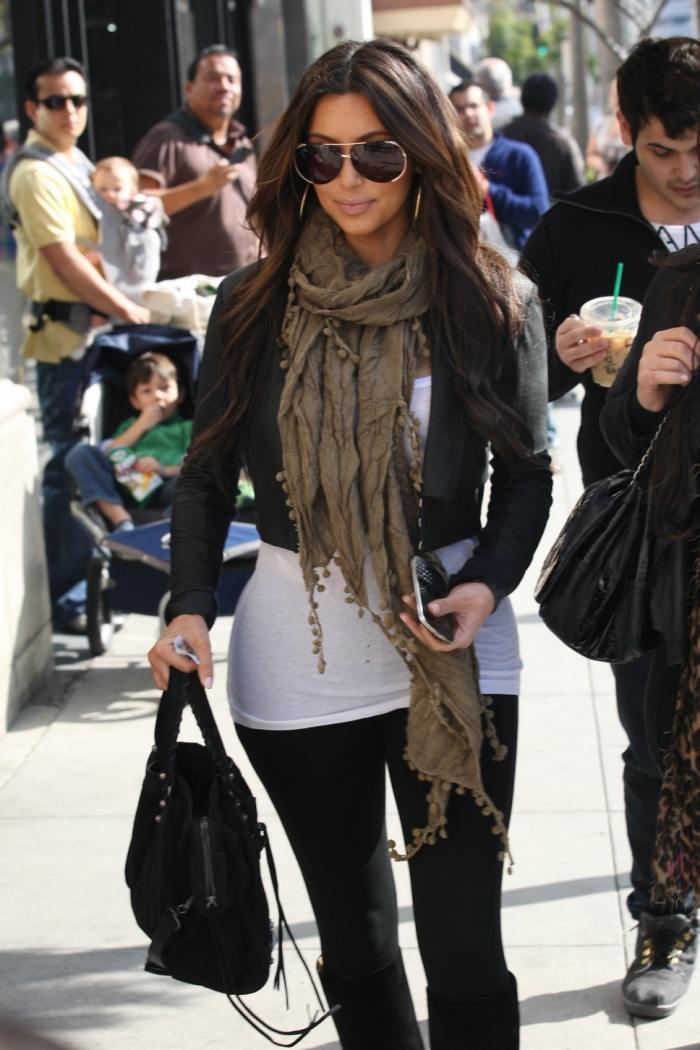 šatka-jeseň-ženy-khaki-kim-kardashian