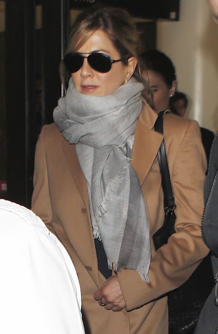 šatka-jeseň-ženy-sivá-šatka-ťava-kabát-jennifer-aniston