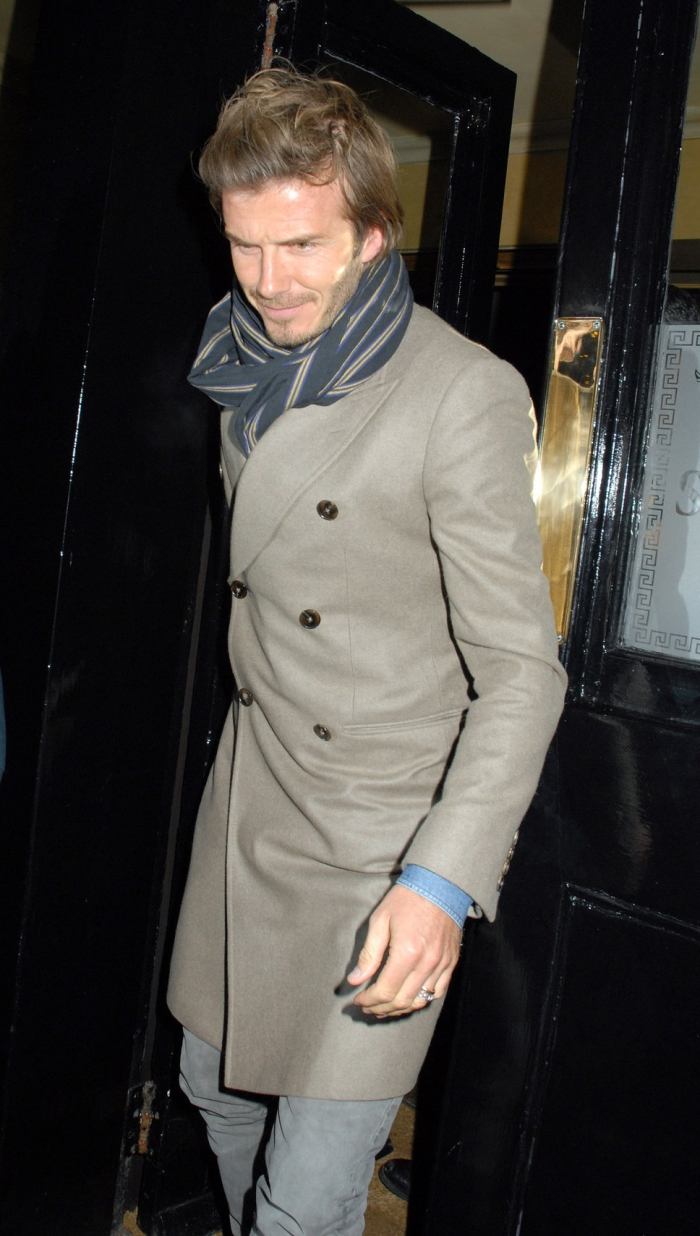 šatka-jeseň-muži-sivý-kabát-modrá-šatka-David-Beckham