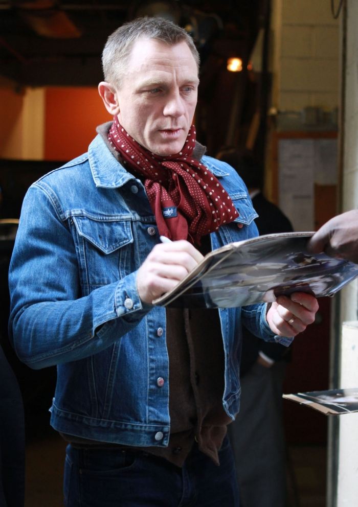 šatka-jeseň-muži-rifle-bunda-červená-šatka-daniel-craig