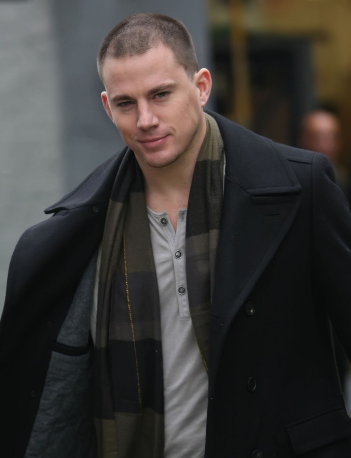 šatka-jeseň-muži-khaki-zelená-cez-sivé-tričko-channing-tatum