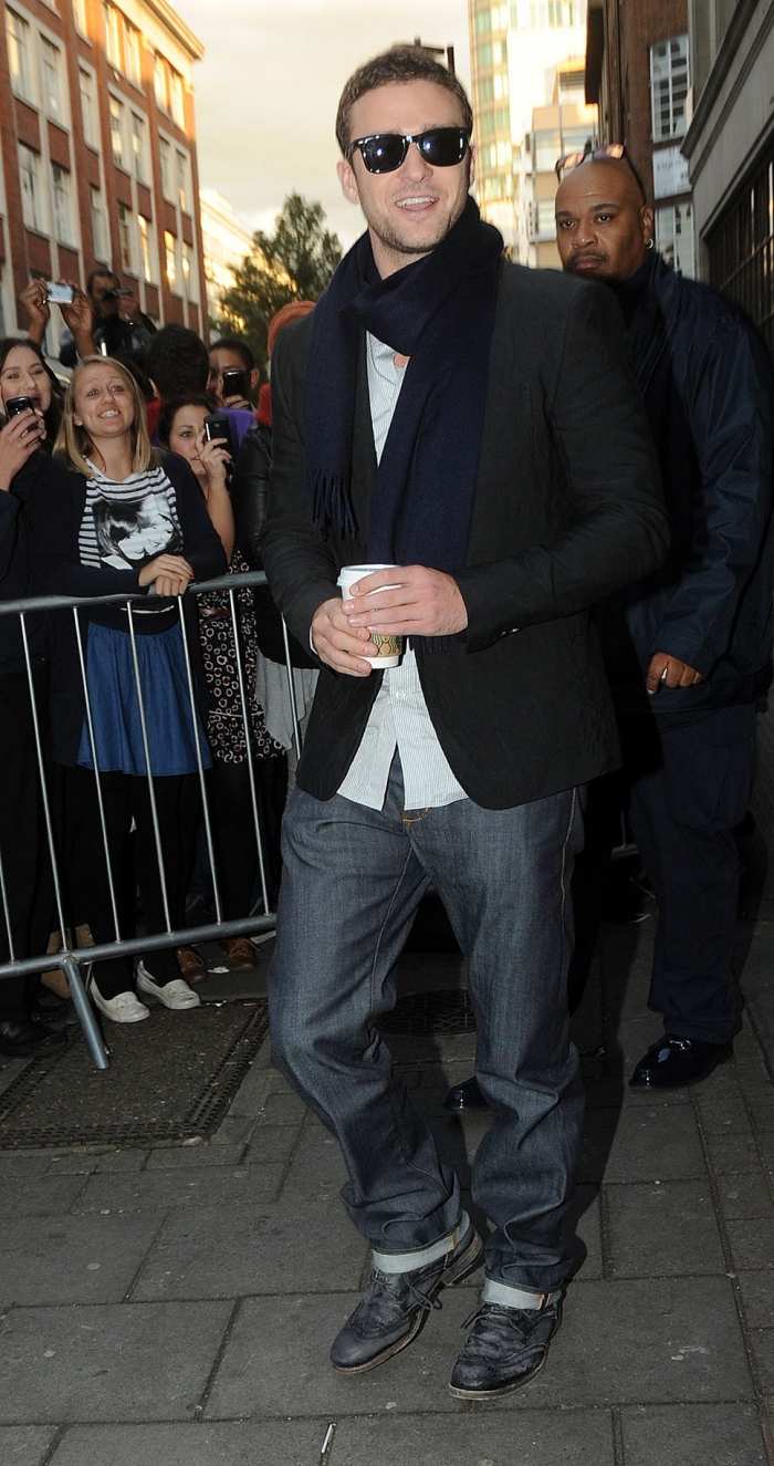 šál-jesenné-pánske-čierne-sako-tmavo-modré-šály-džínsy-justin-timberlake