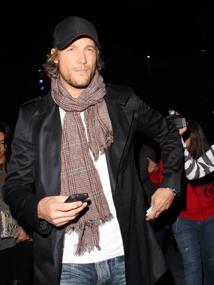 šál-jeseň-muži-čierny kabát-biele-tričko-károvaný-šál-béžovo-červený-gabriel-aubry