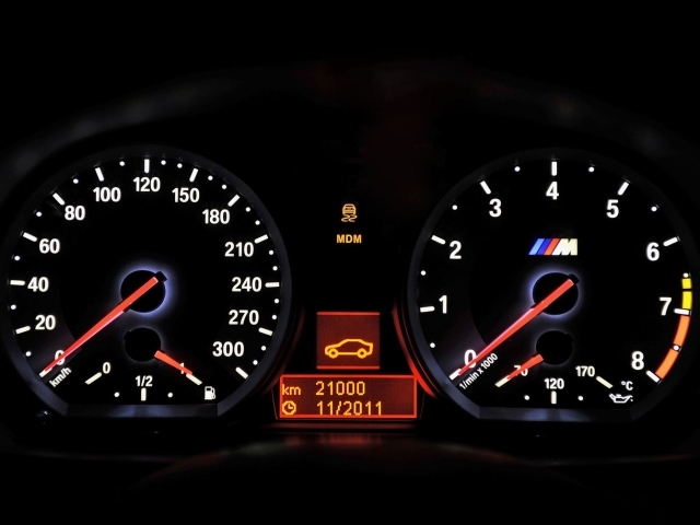 M1 zvnútra - palubná doska bmw-m1-palubná doska-kupé-čierna