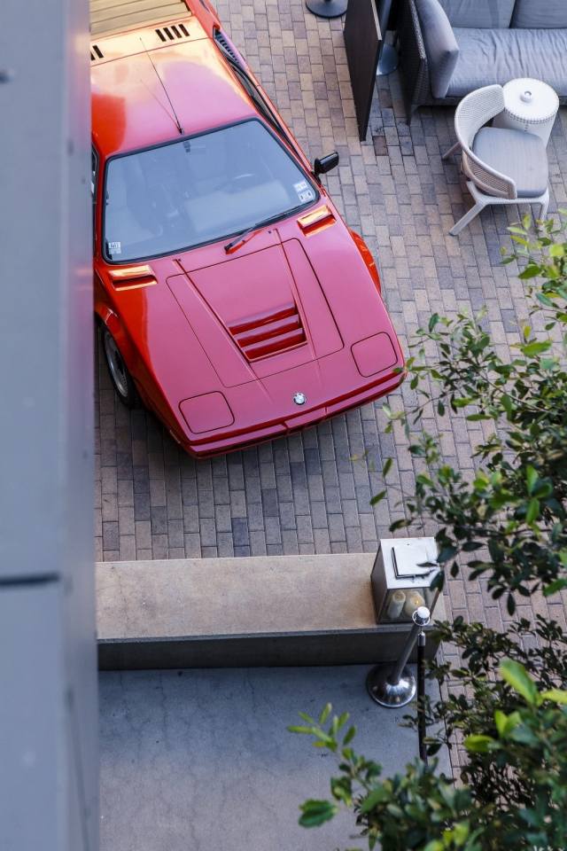 Červená retro verzia BMW M1 bmw-air-picture-red-on-street