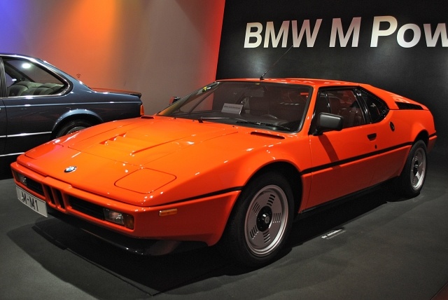 M1 je sám o sebe super koncept BMW-M1-v-múzeu-retro-fotografii