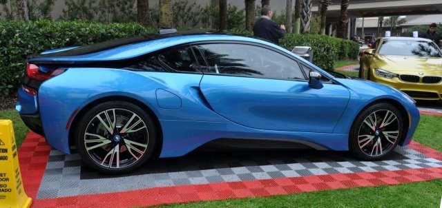 Športová verzia s ladením v modrej farbe BMW-i8-m1-modrá-výstavná-strana