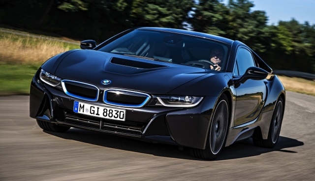 BMW v tmavomodrej farbe na ulici BMW-i8-tmavo-modré-s-vodičom
