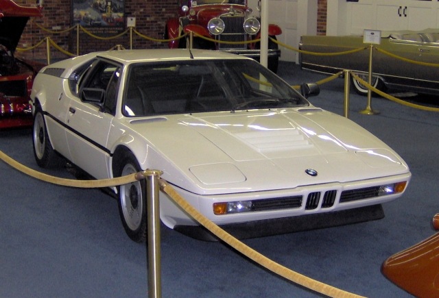 História modelu M je nekonečná 1981-bmw-m1-biela-výstava-retro