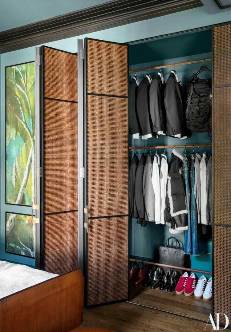 Vstavaná skriňa so skladacími dverami s viedenskou väzbou