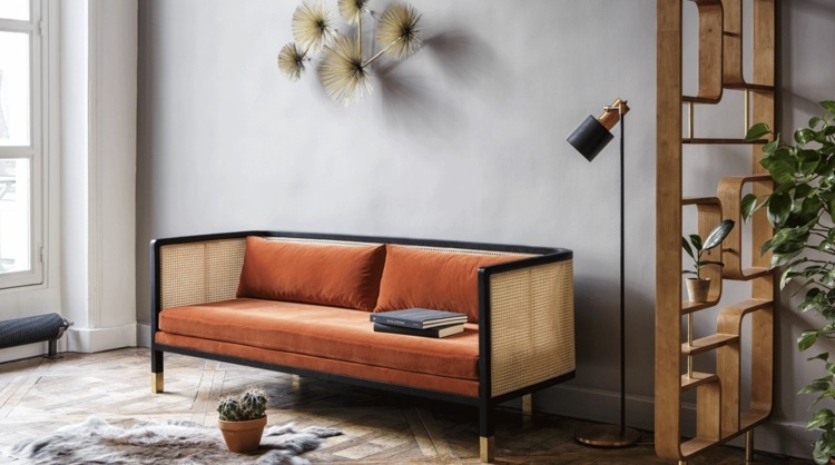 Gauč s prútenými prácami a čalúnením v oranžovej farbe