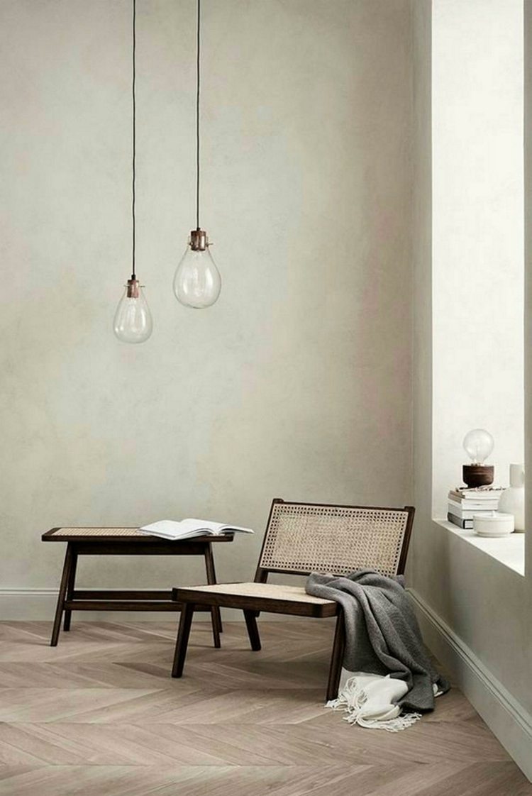 Dizajnová stolička z hnedého dreva a osemhranného prútia v kombinácii s parketami