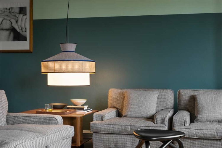 Lampa do obývačky s prútím do sivého gauča