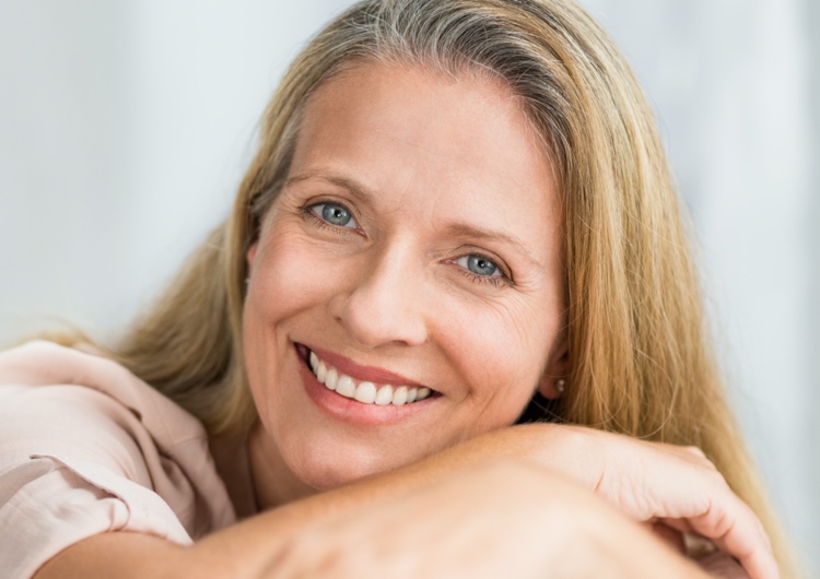 Mnoho žien bohužiaľ zisťuje, že s vekom sa mihalnice trochu stenčia