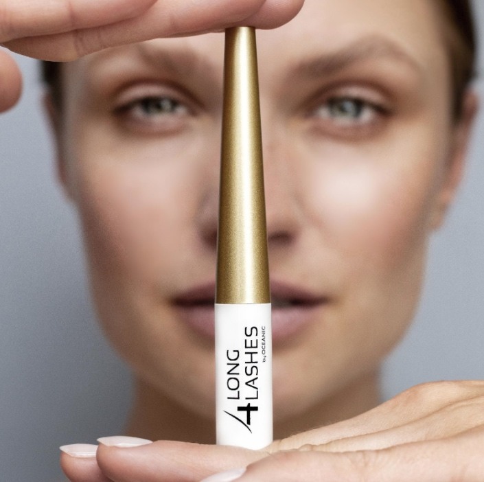 Starajte sa o riasy a pestujte ich pomocou séra Long4Lashes