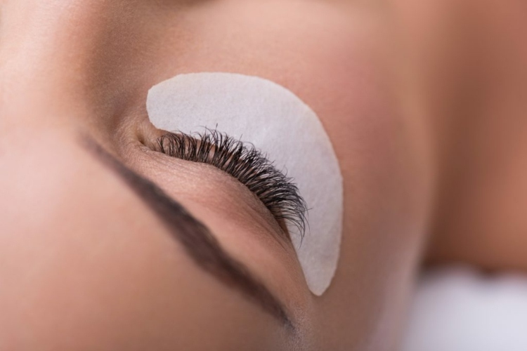 Zdvíhajte si riasy samy alebo v kozmetickom štúdiu na zaoblené riasy