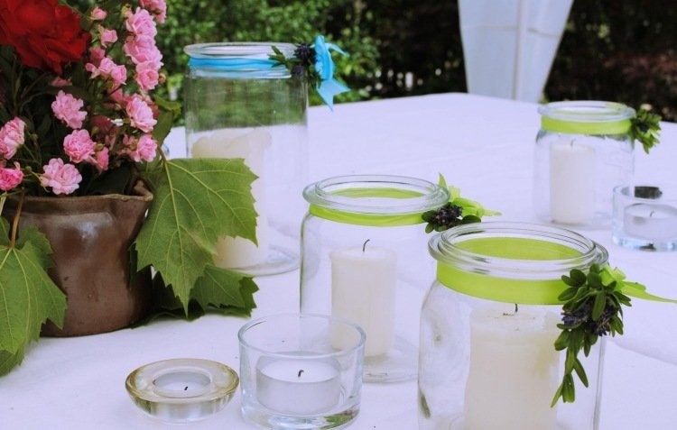 Lucerny na záhradnú párty-stôl-dekorácia-zeleň-stuha-buxus-vetvička