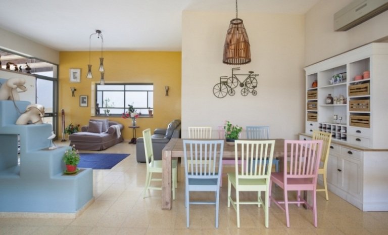 Windsorská stolička v modernej jedálni Kreslo Windsor pastelové farby-žlto-ružovo-modré