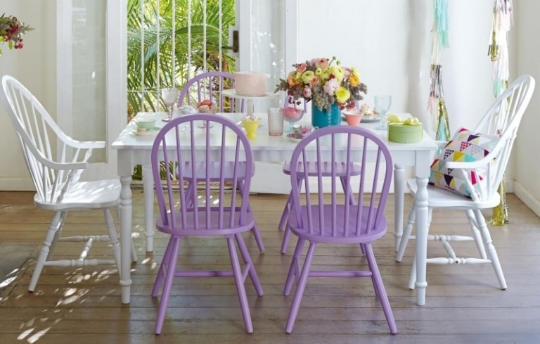 Vytvorte farebný jedálenský kút - fialové a biele stoličky Windsor Nápady na maľovanie fialovej a bielej stoličky Windsor