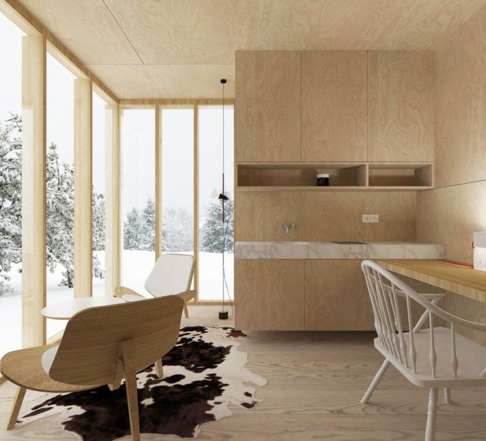 V dome je malá kuchynka prázdninová chata obývacia izba kuchynský stôl skrinka drevo