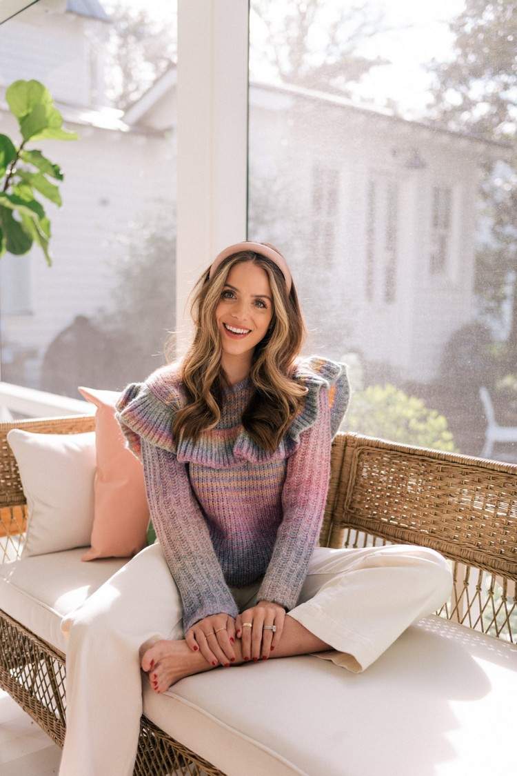 biele rifle na jeseň kombinujú zimný outfit v pastelových farbách