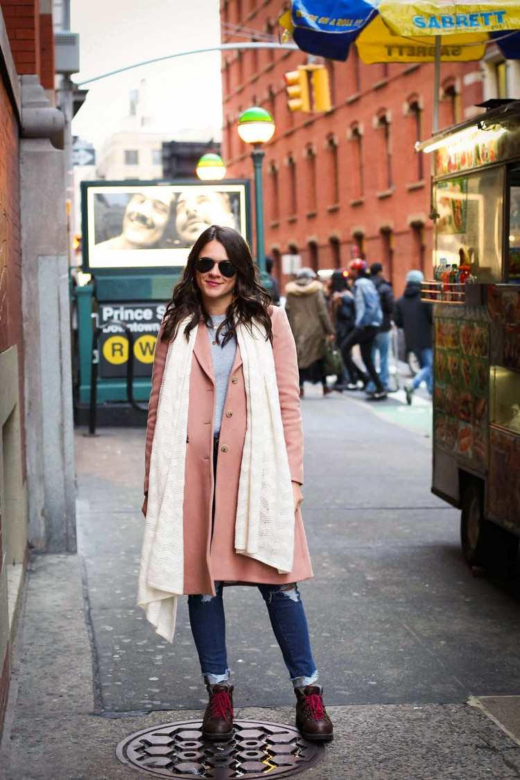 Trendy v rifliach jarný zimný outfit 2021 v pastelových farbách