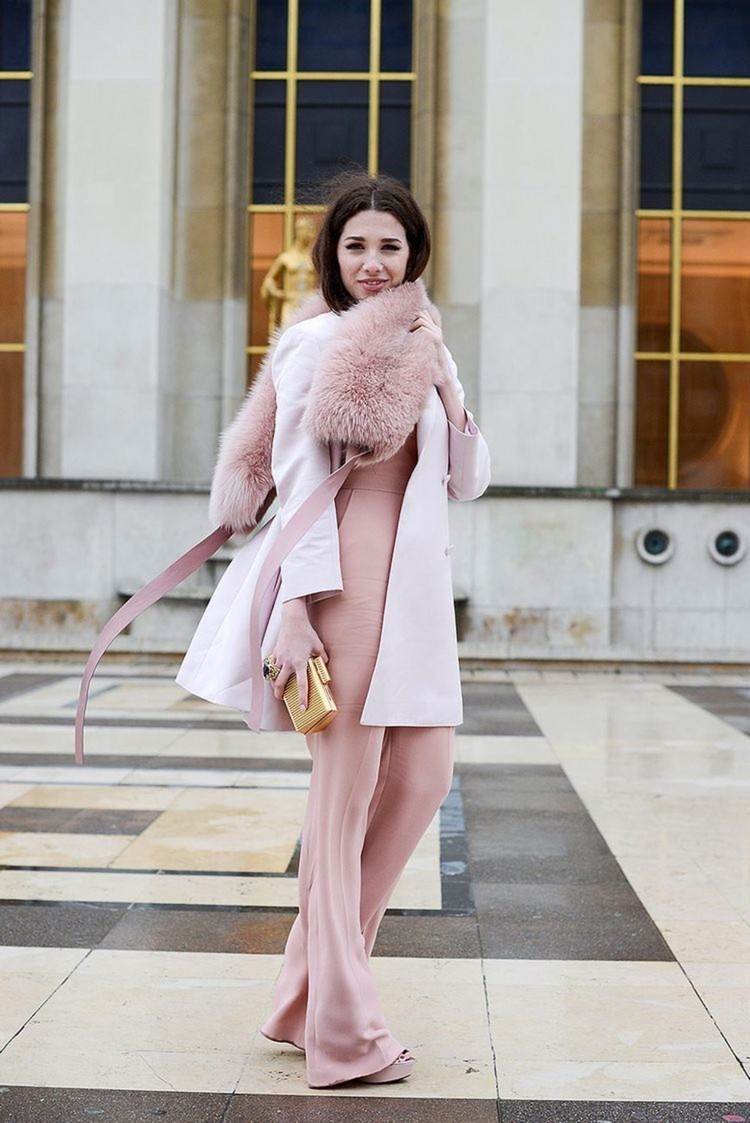 Pletený trendový zimný outfit v pastelových farbách