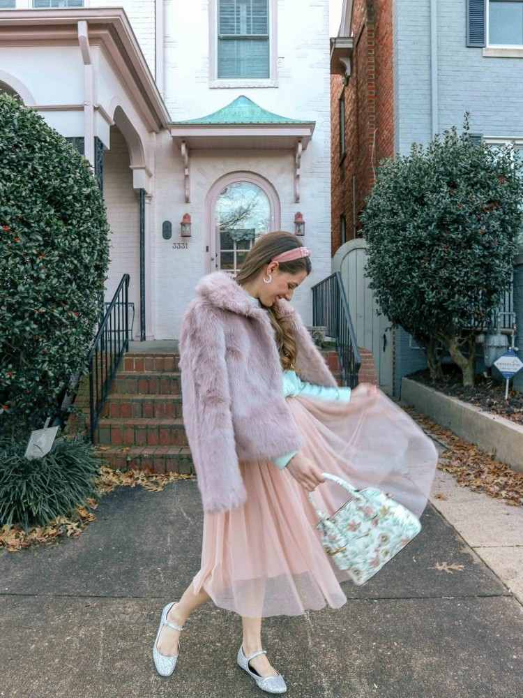 Tylová sukňa v zime kombinuje zimný outfit v pastelových farbách