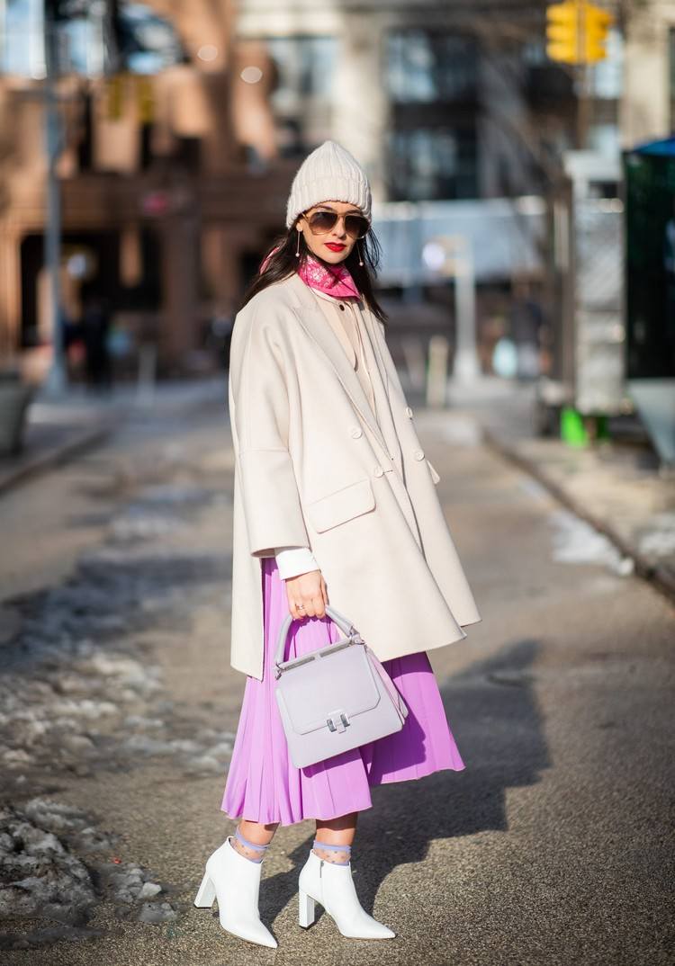 Winter-Outfit-Idea-Pastel-sukňa-biely-kabát