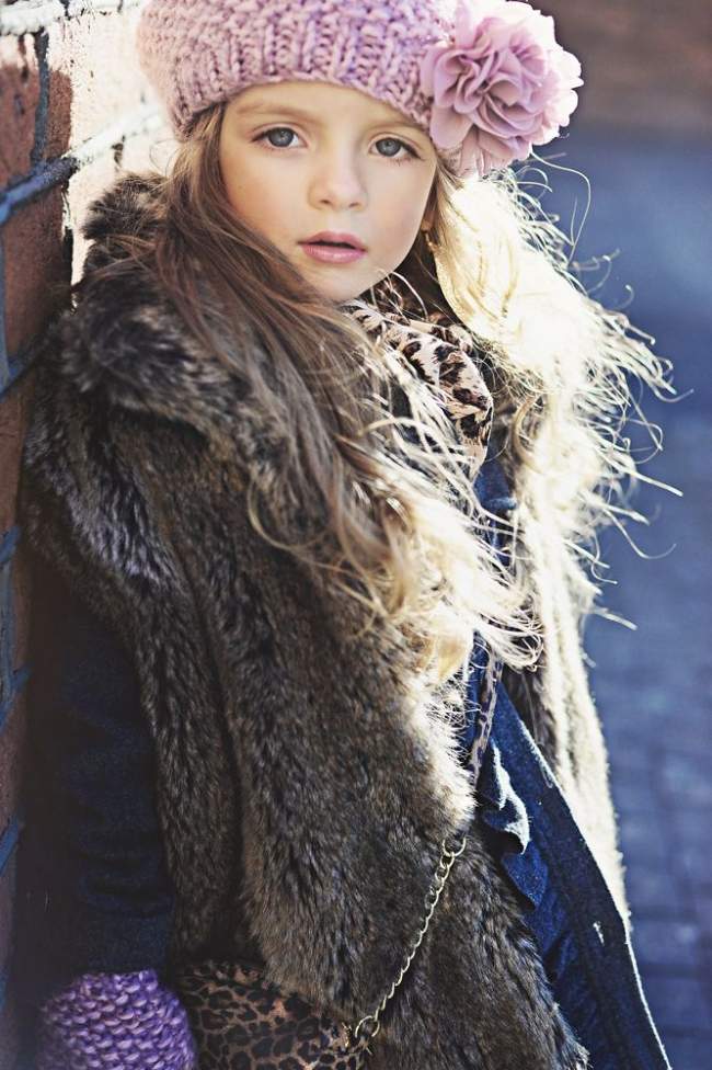 zimné-outfity-dievčatá-kožušinová vesta-pletená-čiapka-s-ozdobným-kvetom-orgovánom