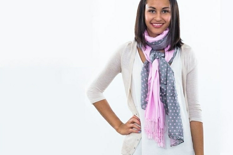 Skombinujte dve šatky v rôznych farbách a vytvorte elegantný outfit