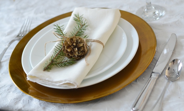 Zimné dekorácie na stôl vyrobené z prírodných materiálov dekorácia zimného stola vlastnoručne vyrobte zlatú dosku serviette vetvu borovicovej šišky