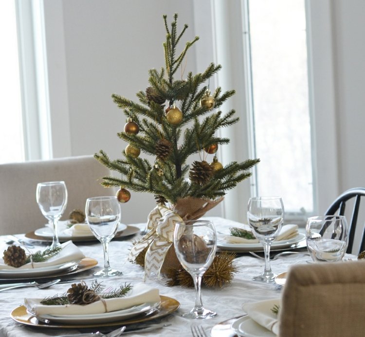 Ozdobte stôl pekným vianočným stromčekom dekorácia zimného stola vlastnoručne vyrobte nápad na zlaté gule vianočného stromčeka