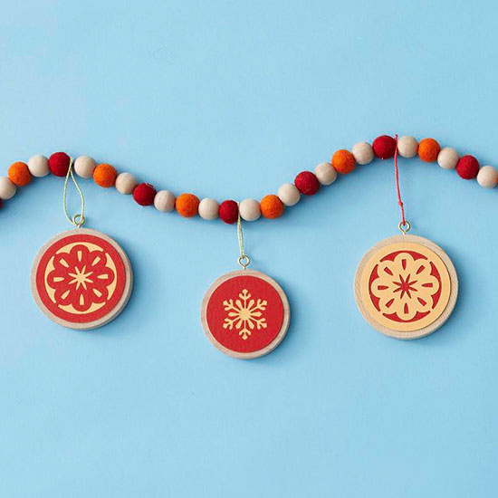 Vianočná dekorácia so snehovými vločkami veniec drotár drevené disky z plsti