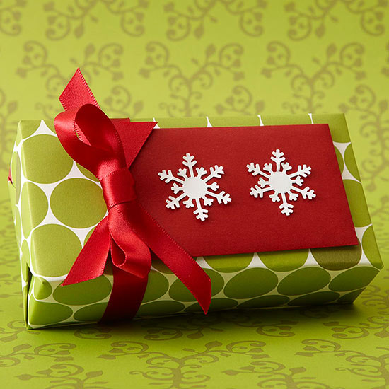 snehové vločky zdobia vianočné darčekové balenie