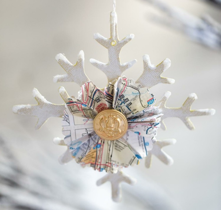 vianočné dekorácie so snehovými vločkami nápad na kartu mesta vianočné stromčeky