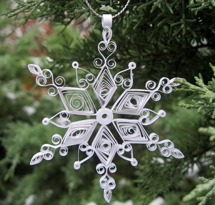 Vianočná dekorácia papierom zo snehových vločiek, drotárstvo s bielou jedľou