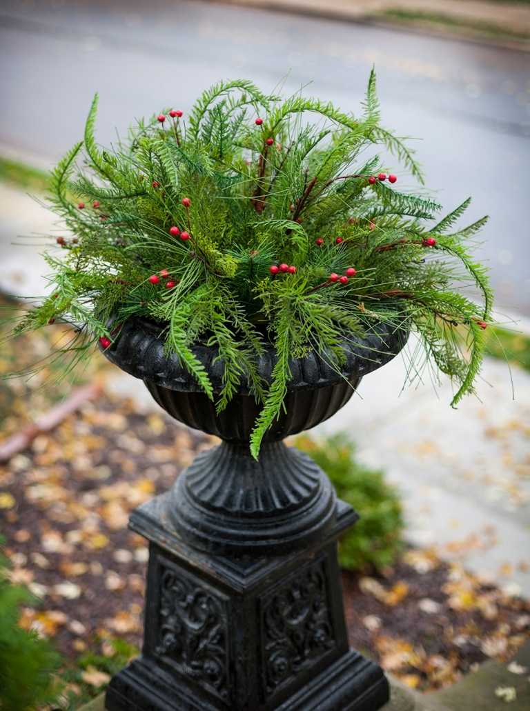 Zimná dekorácia záhradná rastlina amfora šípková ozdoba