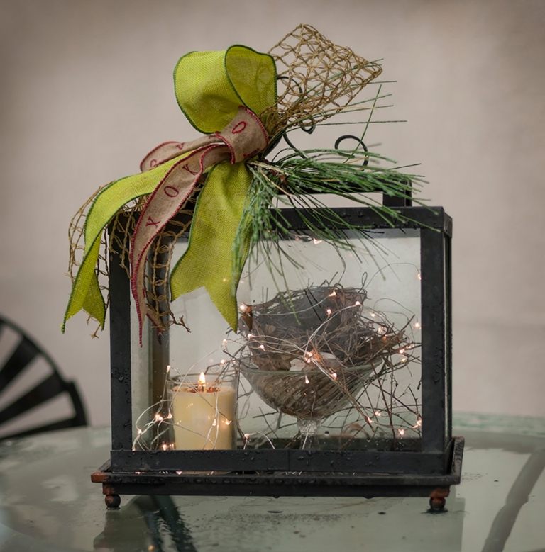 Vonkajšia zimná dekorácia s mašličkami a LED rozprávkovými svetlami a vtáčími hniezdami