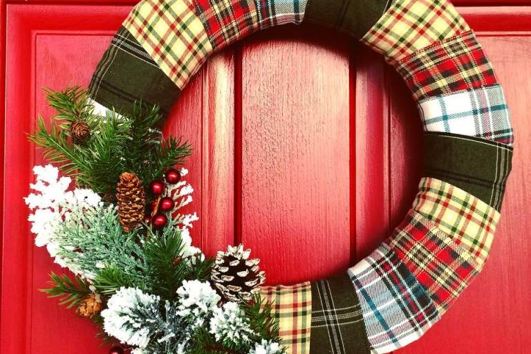 Vyrobte si zimné dekorácie.Viažte si vlastný venček na dvere zo starých kockovaných košieľ