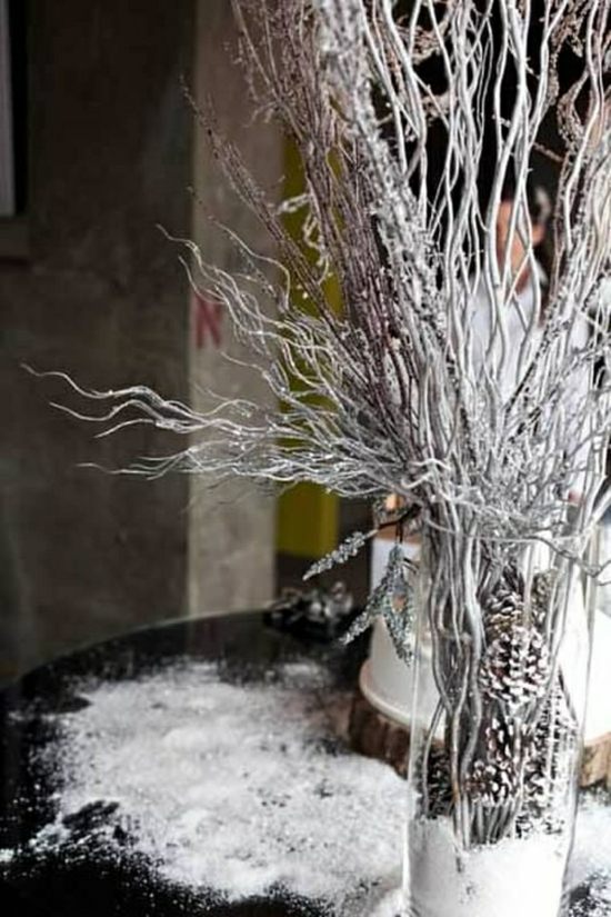 Zimný deco stolík z umelého snehu