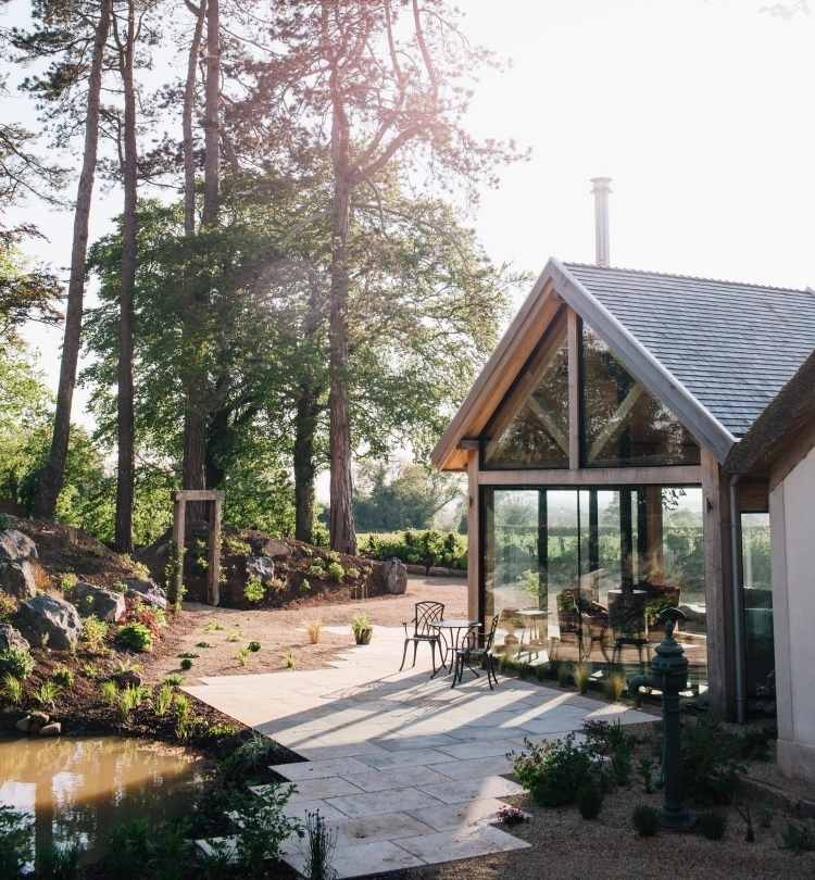 zimná záhrada-drevo-stavať-svoje-tipy-moderné-sklo-prírodný-pohľad-slnečné lúče-rastliny