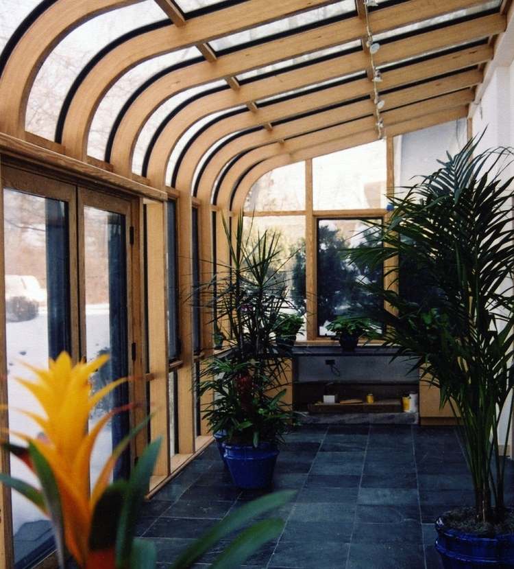 Zimná záhrada-drevo-stavať-tipy-sklo-strecha-oblúkové-škridle-podlahy-rastliny