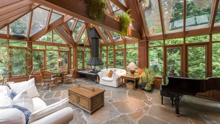 zimná záhrada-drevo-stavať-si-sám-tipy-hravá-architektúra-presklená strecha-sedenie-prírodný kameň-podlaha