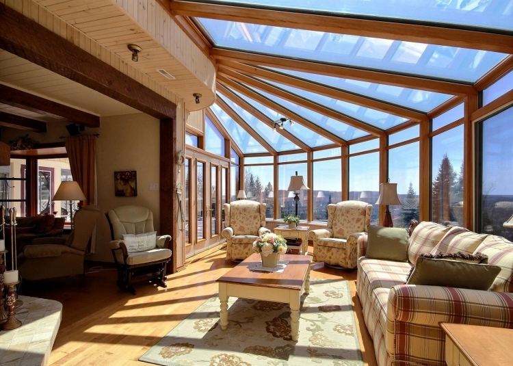 zimná záhrada-drevo-postaviť-si-sám-tipy-vidiecky štýl-sedenie-čalúnenie-koberec-sklenená-strecha-pohľad